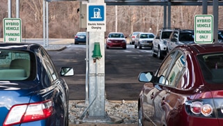 Deux voitures stationnées dans des espaces réservés aux véhicules hybrides chez Benjamin Moore.