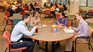 Des employés en pause dîner au coin-repas Benjamin Moore.