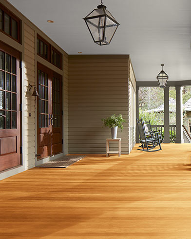 Grande véranda couverte avec magnifique plancher enduit de teinture Woodluxe au fini translucide de couleur Naturel ES-10.