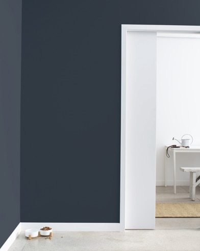 Painted wall with Three-Piece-Suit 2062-10